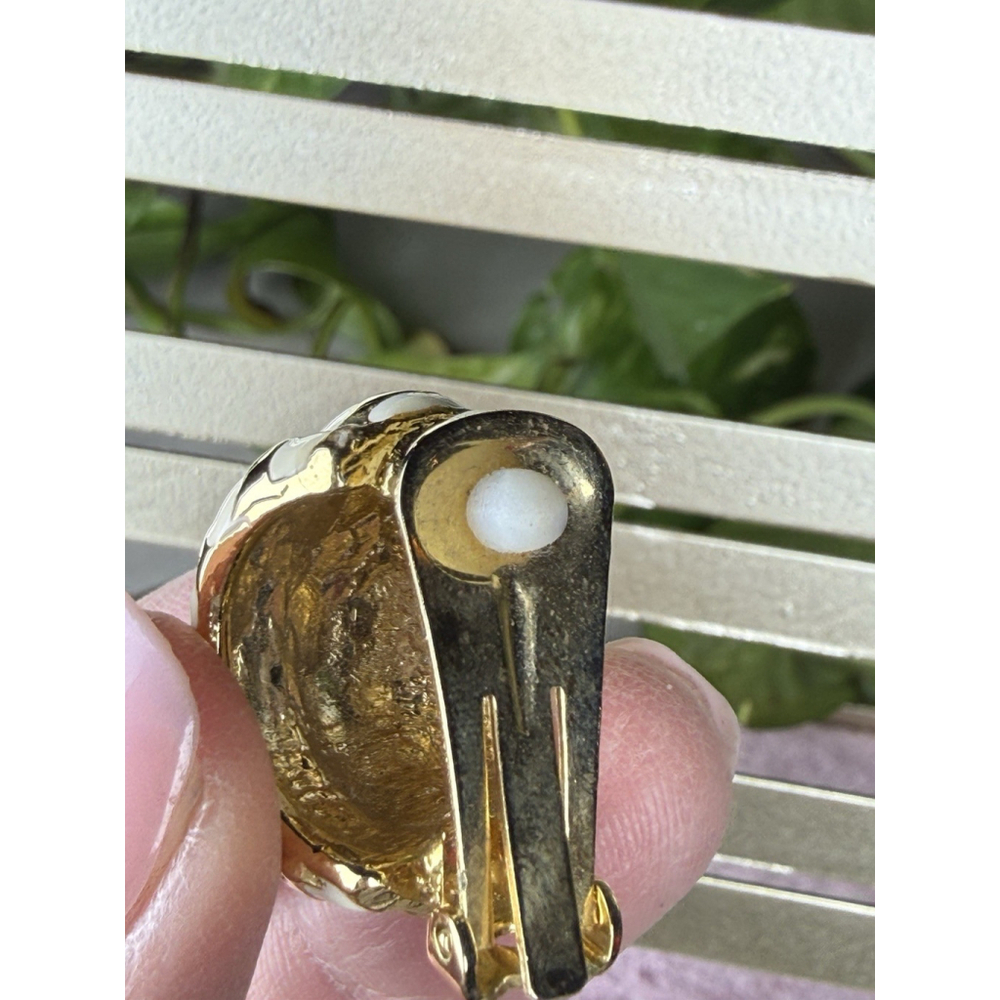 Vintage Gold Tone Cream Enamel Basket Weave Clip On Earrings - Picture 6 of 6
